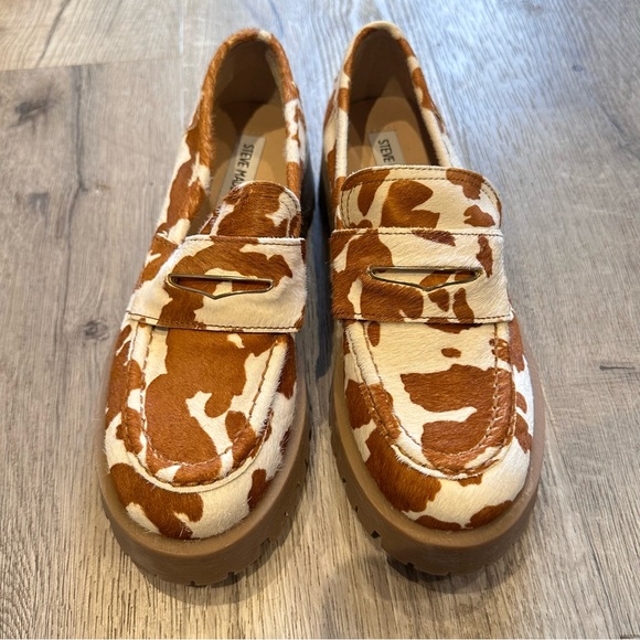 Steve Madden Lawrence Cow Print Lug Sole Loafers - Picture 4 of 6